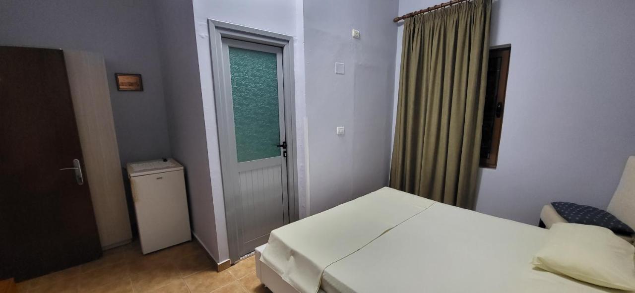 Jon Rooms Himare Luaran gambar