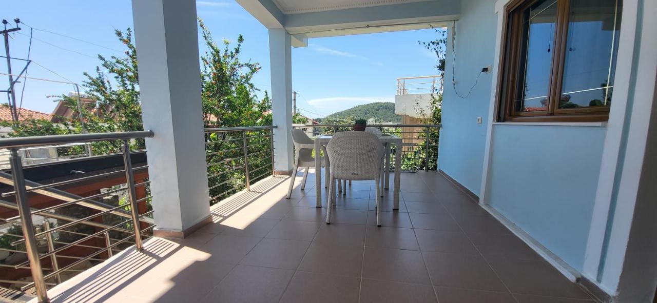 Jon Rooms Himare Luaran gambar