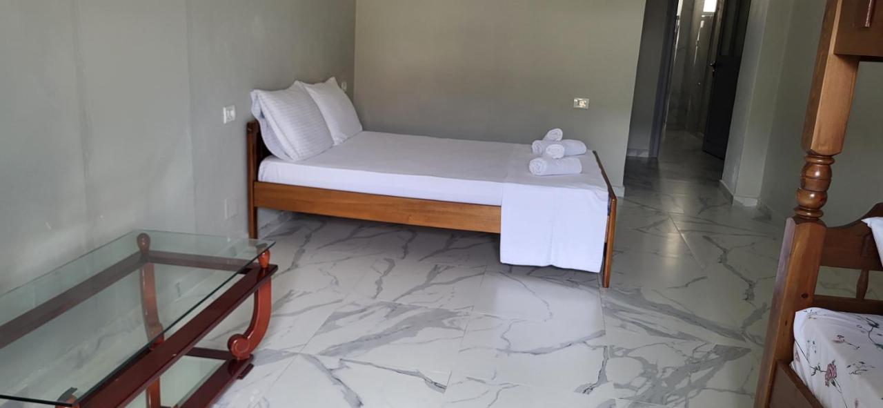 Jon Rooms Himare Luaran gambar