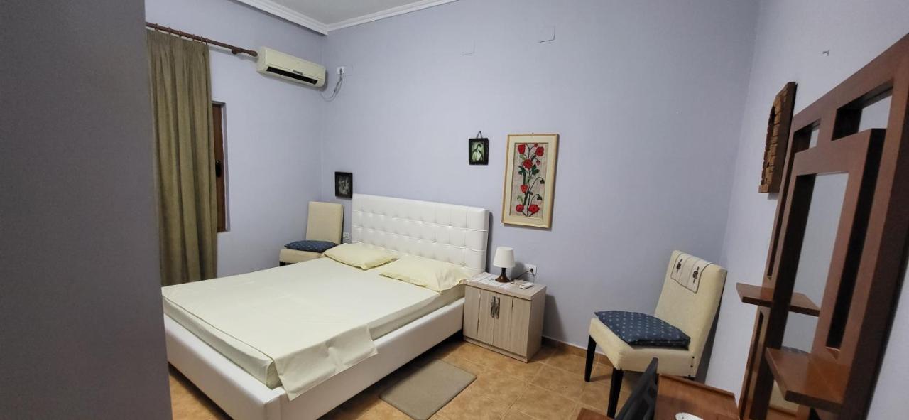 Jon Rooms Himare Luaran gambar