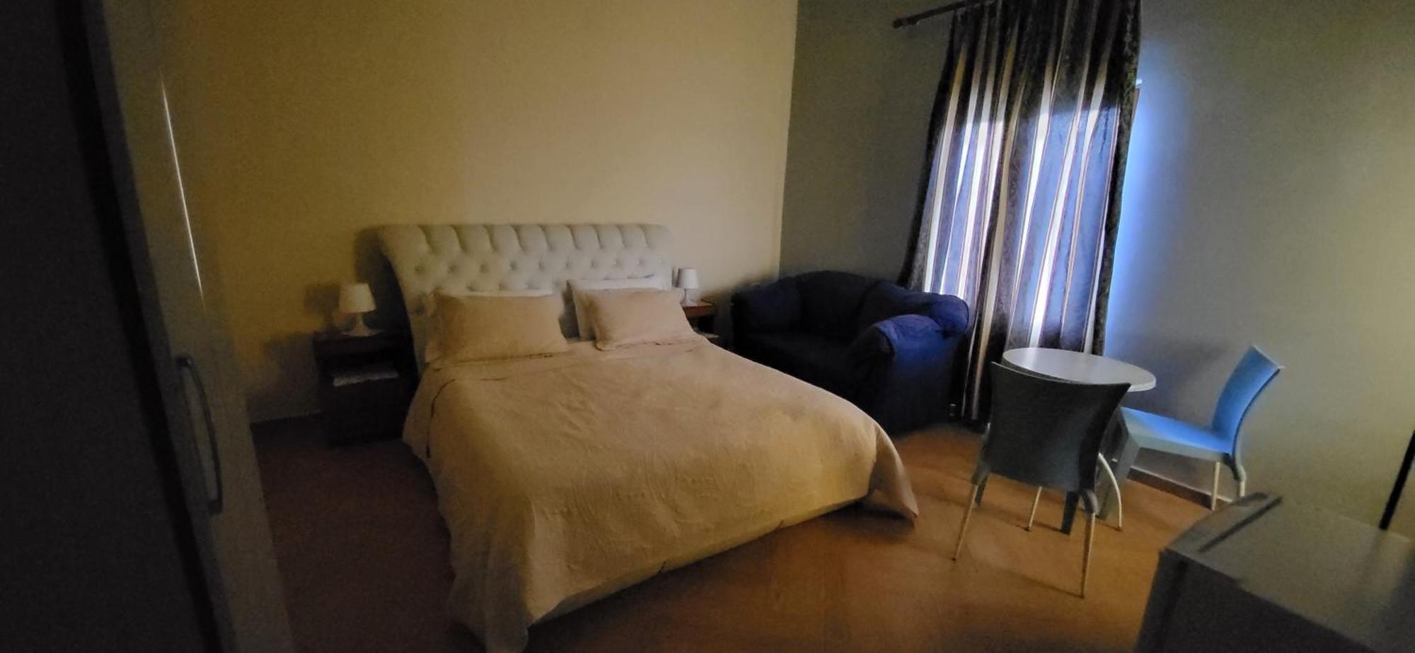 Jon Rooms Himare Luaran gambar