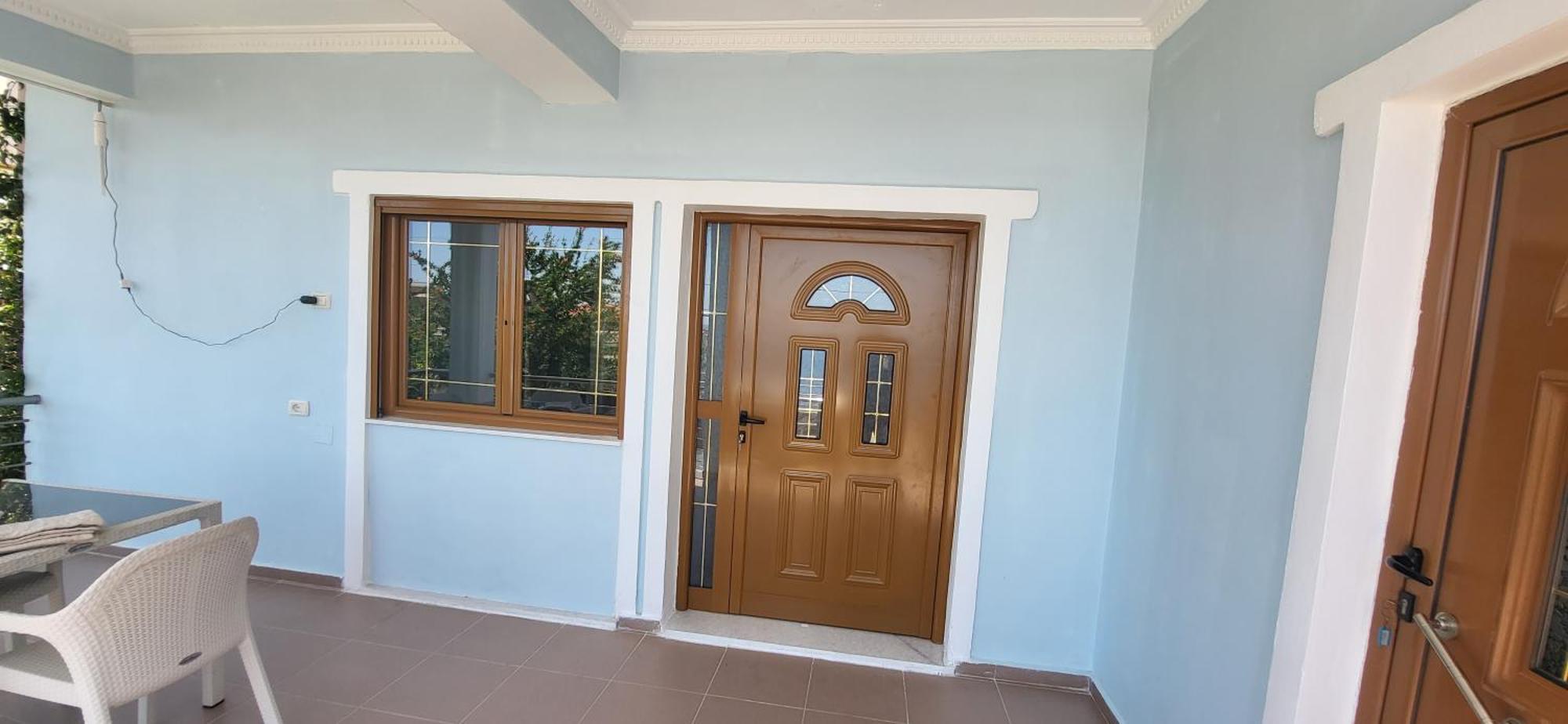 Jon Rooms Himare Luaran gambar