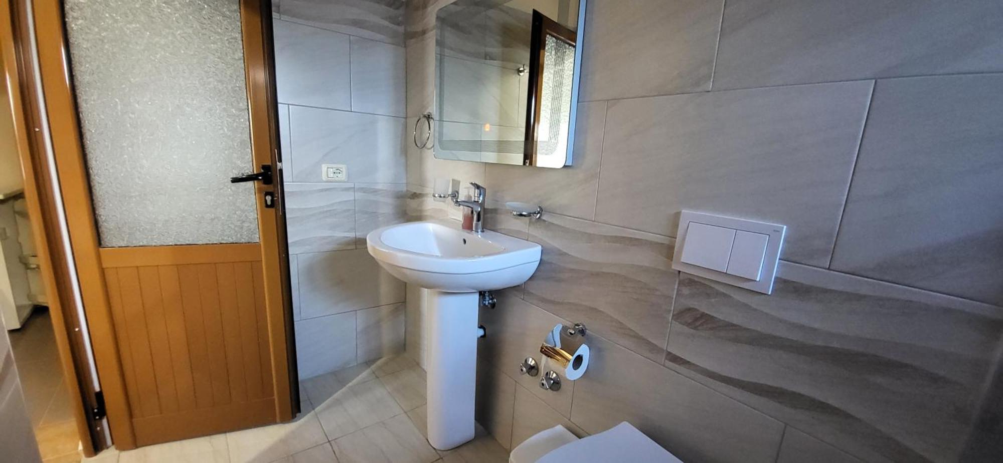 Jon Rooms Himare Luaran gambar