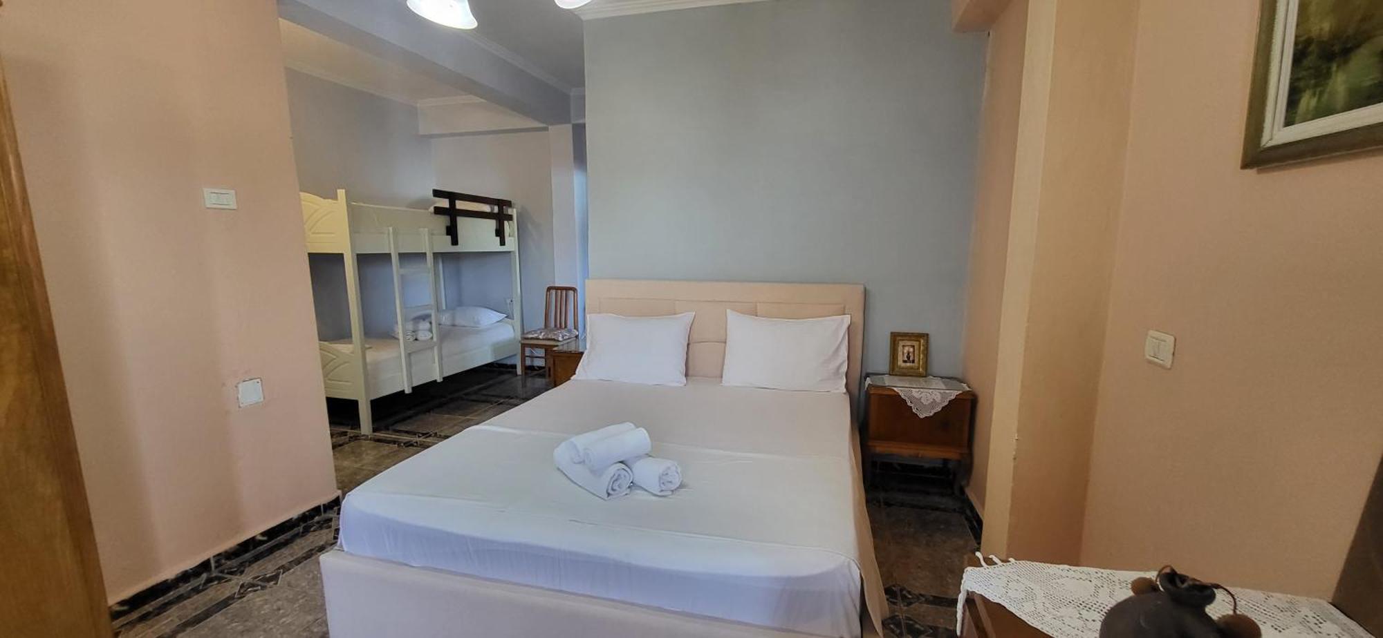 Jon Rooms Himare Luaran gambar