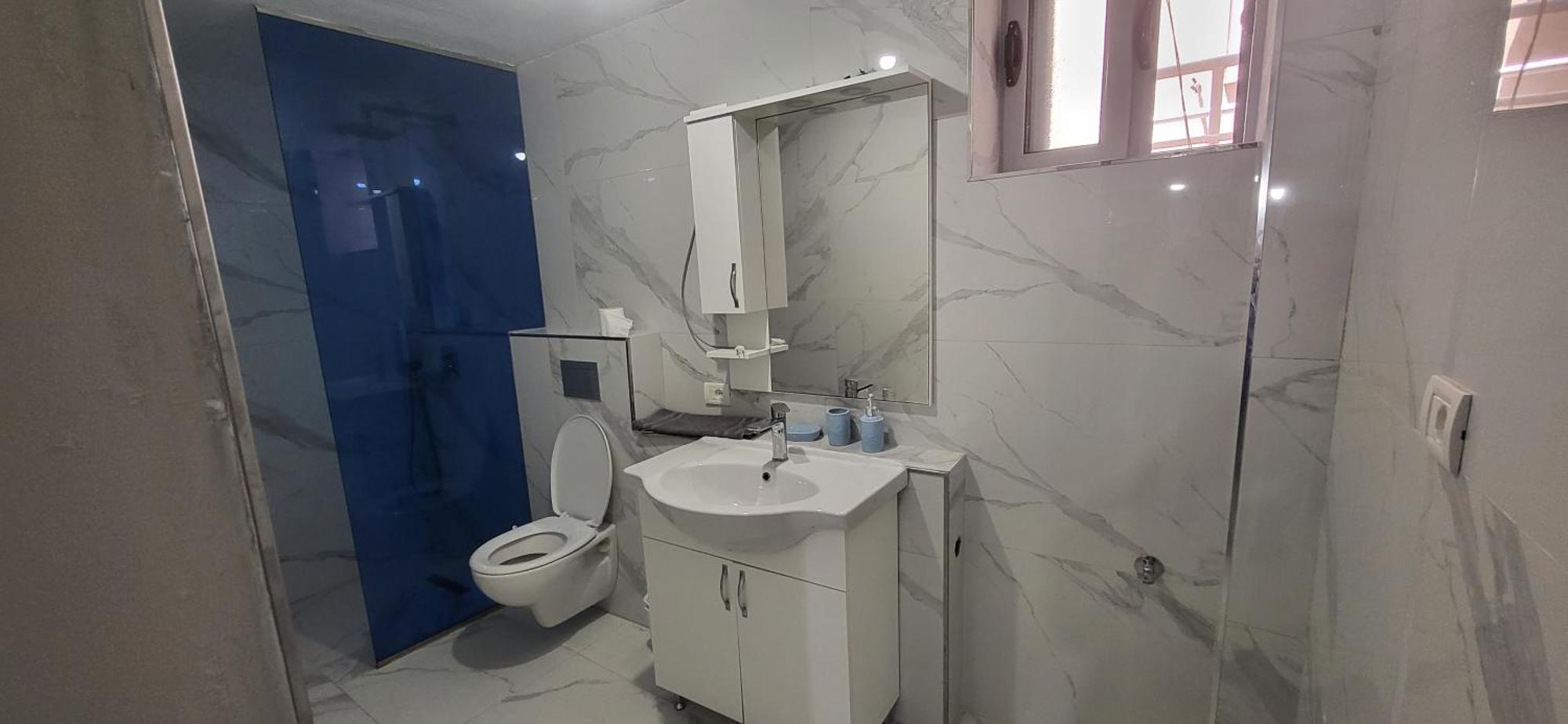 Jon Rooms Himare Luaran gambar